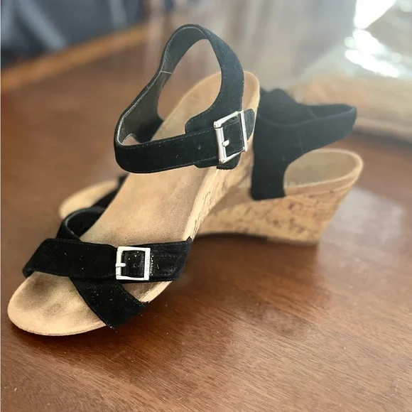 Vionic ANKA Black Suede Sandals with Silver Buckles EUC - Picture 2 of 9